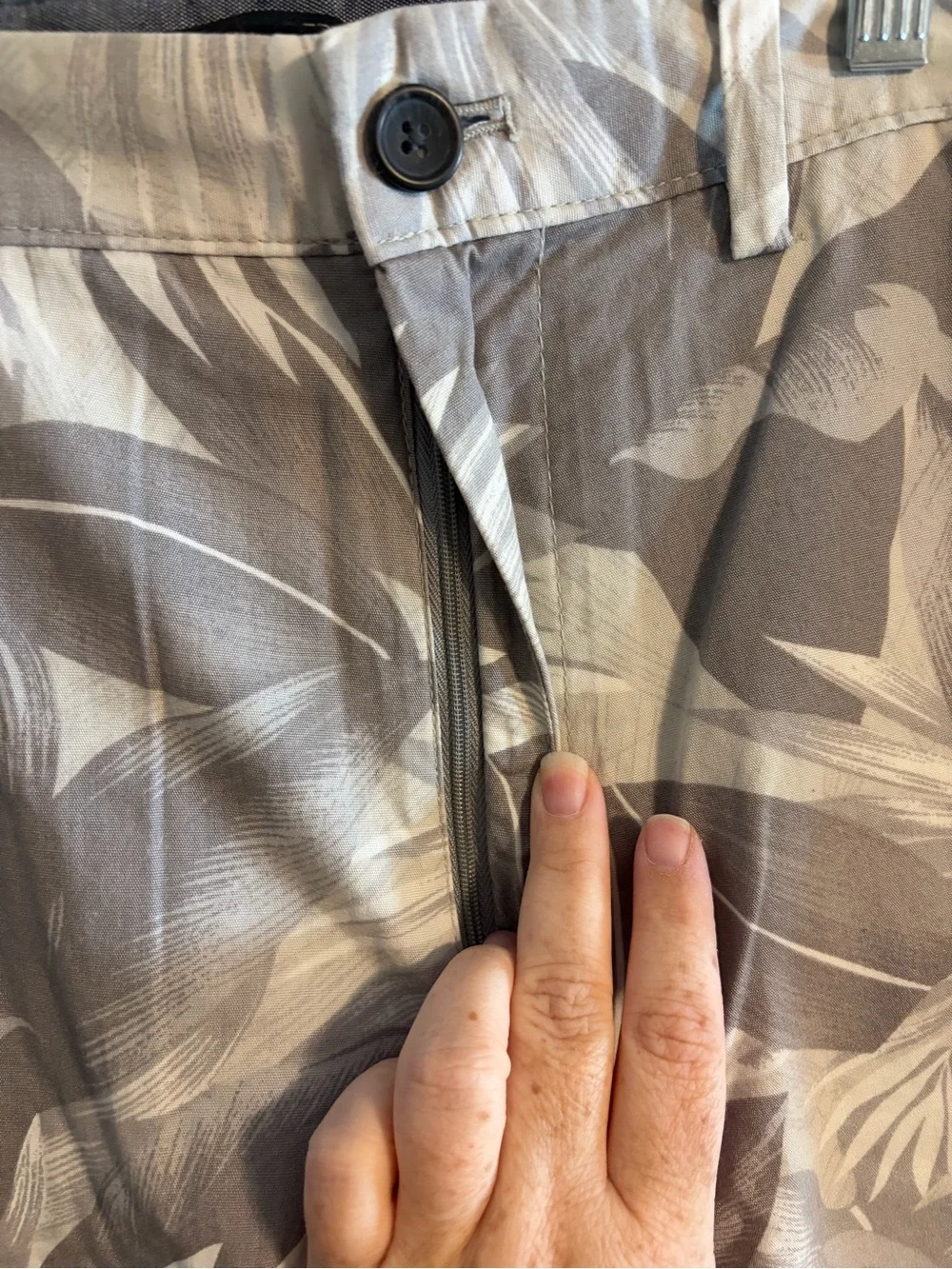 Banana Republic Straight Fit Chino Shorts Mens Grey Tropical Palm Leaf Print